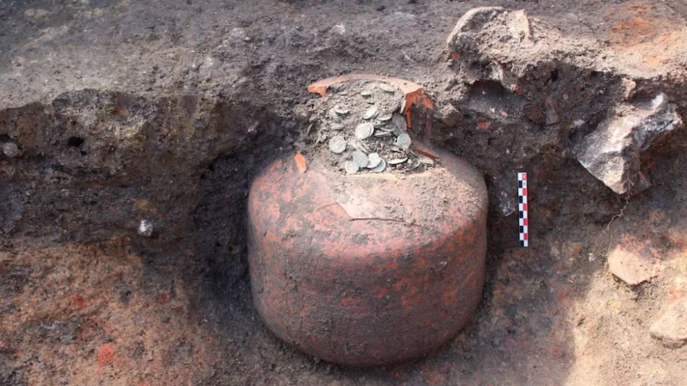 Descubren en Francia un tesoro romano con más de 40 mil monedas ocultas durante 1,800 años