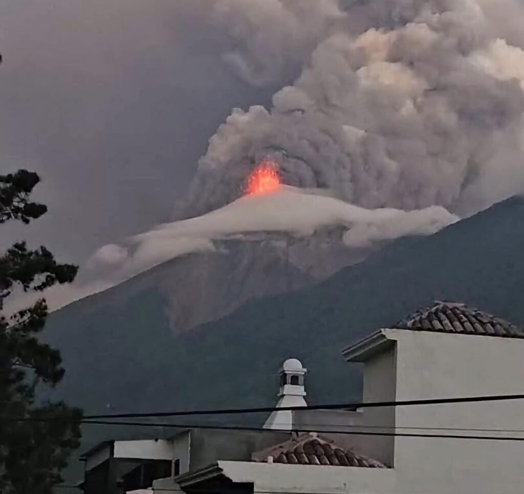El Volcán de Fuego en Guatemala aumenta su actividad: alertas por flujos piroclásticos, ceniza y riesgo de lahares