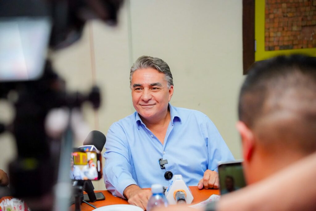 Ruiz Uribe se posiciona al frente en la encuesta de La Crónica gracias a su fuerte imagen positiva