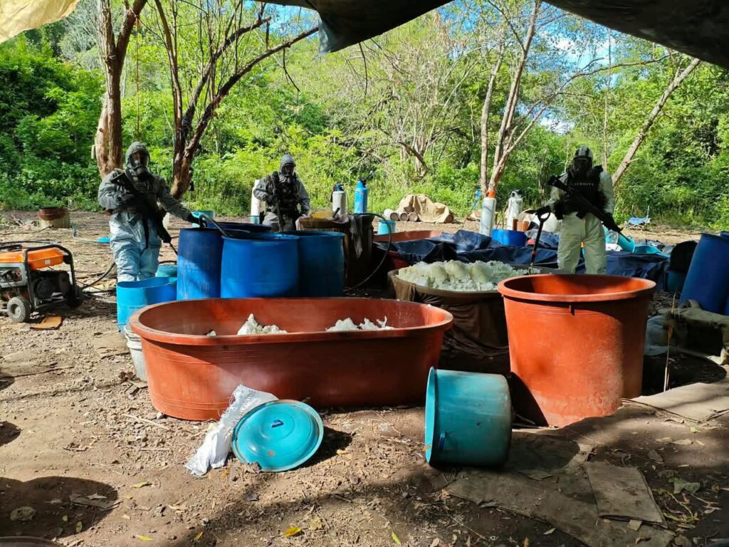 Desmantelan cuatro laboratorios clandestinos de drogas en Michoacán y Guerrero; aseguran más de 10 toneladas de químicos