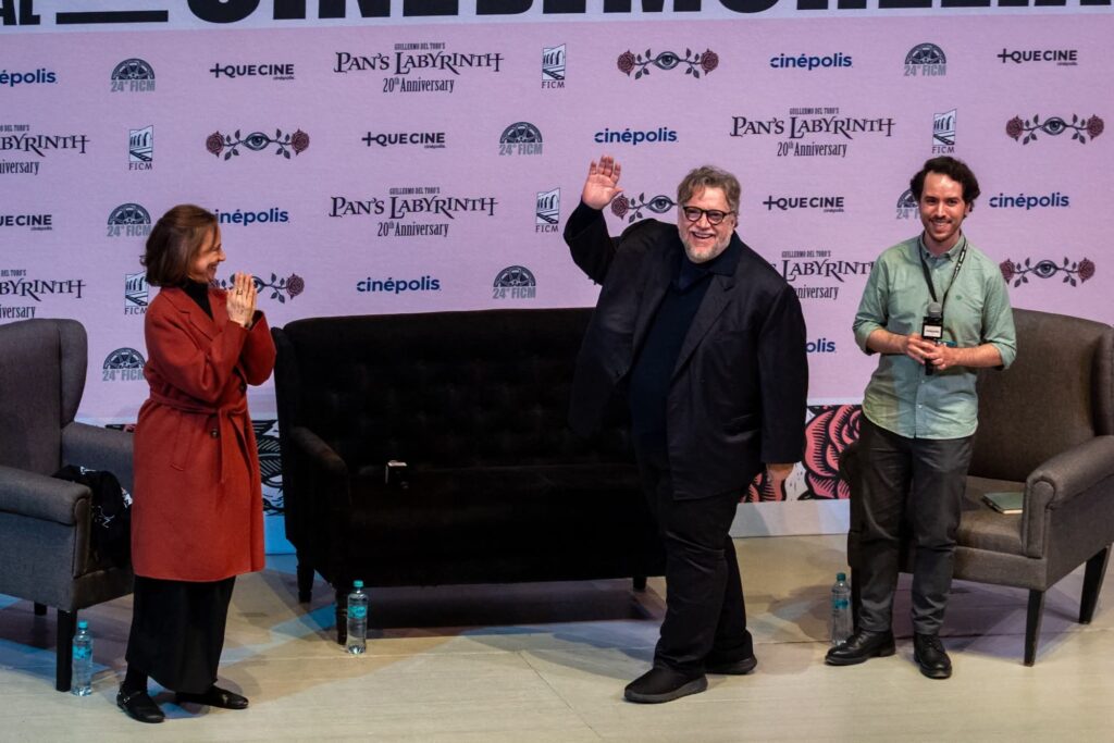 ¡“Estamos enfermos”! Guillermo del Toro da voz a jóvenes que denuncian agua contaminada en Guadalajara