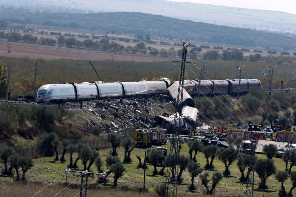 Tragedia en España: choque de trenes deja 68 muertos y más de 100 heridos